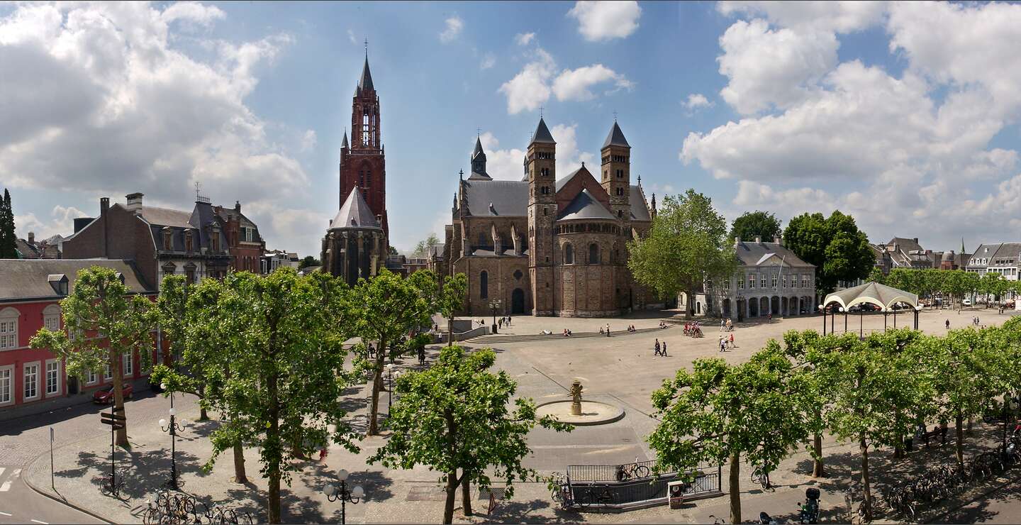  den Vrijthof, den Hauptplatz in Maastricht, mit der imposanten Sankt Servatius Basilika und der Sankt-Jans-Kirche im Hintergrund | © paul-mallaart