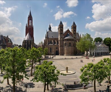  den Vrijthof, den Hauptplatz in Maastricht, mit der imposanten Sankt Servatius Basilika und der Sankt-Jans-Kirche im Hintergrund | © paul-mallaart