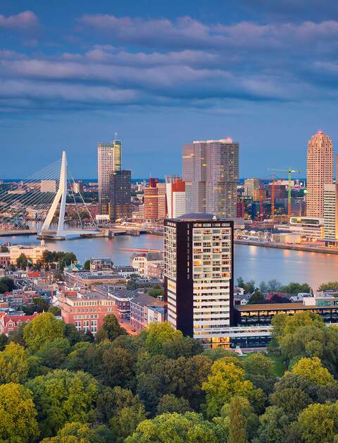 Panoramaansicht von Rotterdam bei Sonnenaufgang | © gettyimages.com/ RudolfBalaskorudi1976@gmail.com