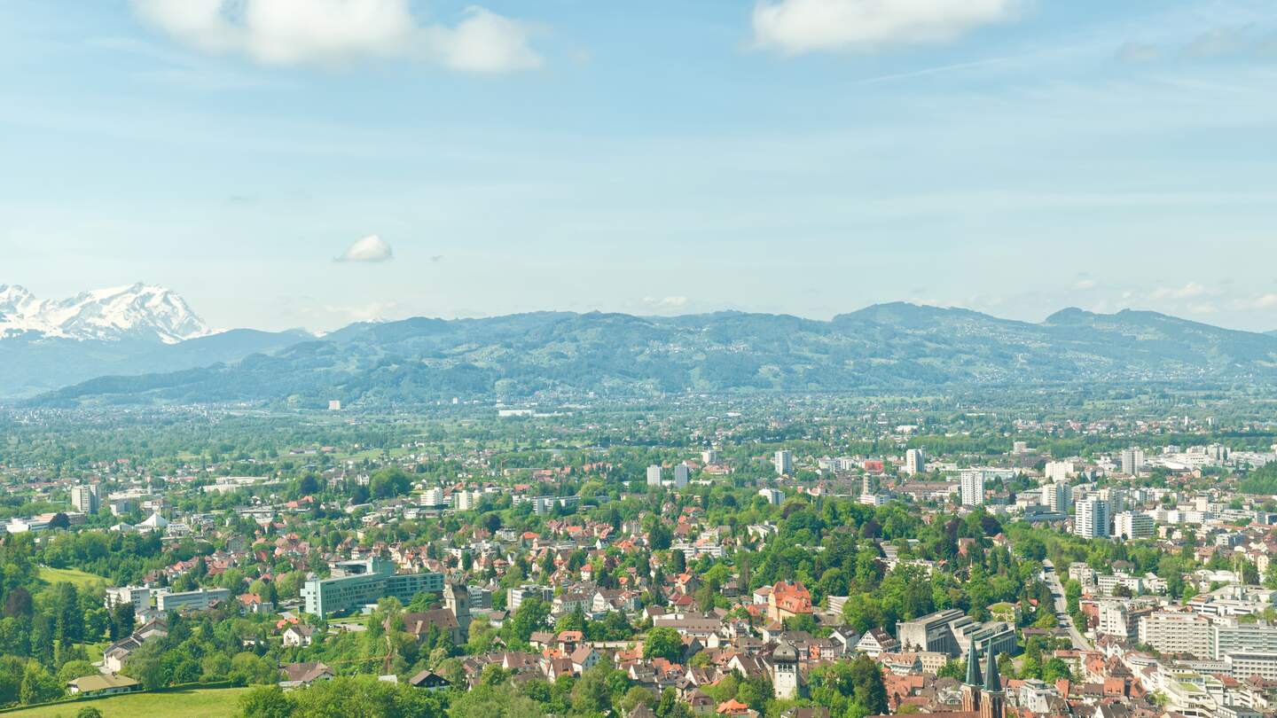 Blick ueber Bregenz und das aeussere Ballungsraum | © gettyimages.com/Kerrick