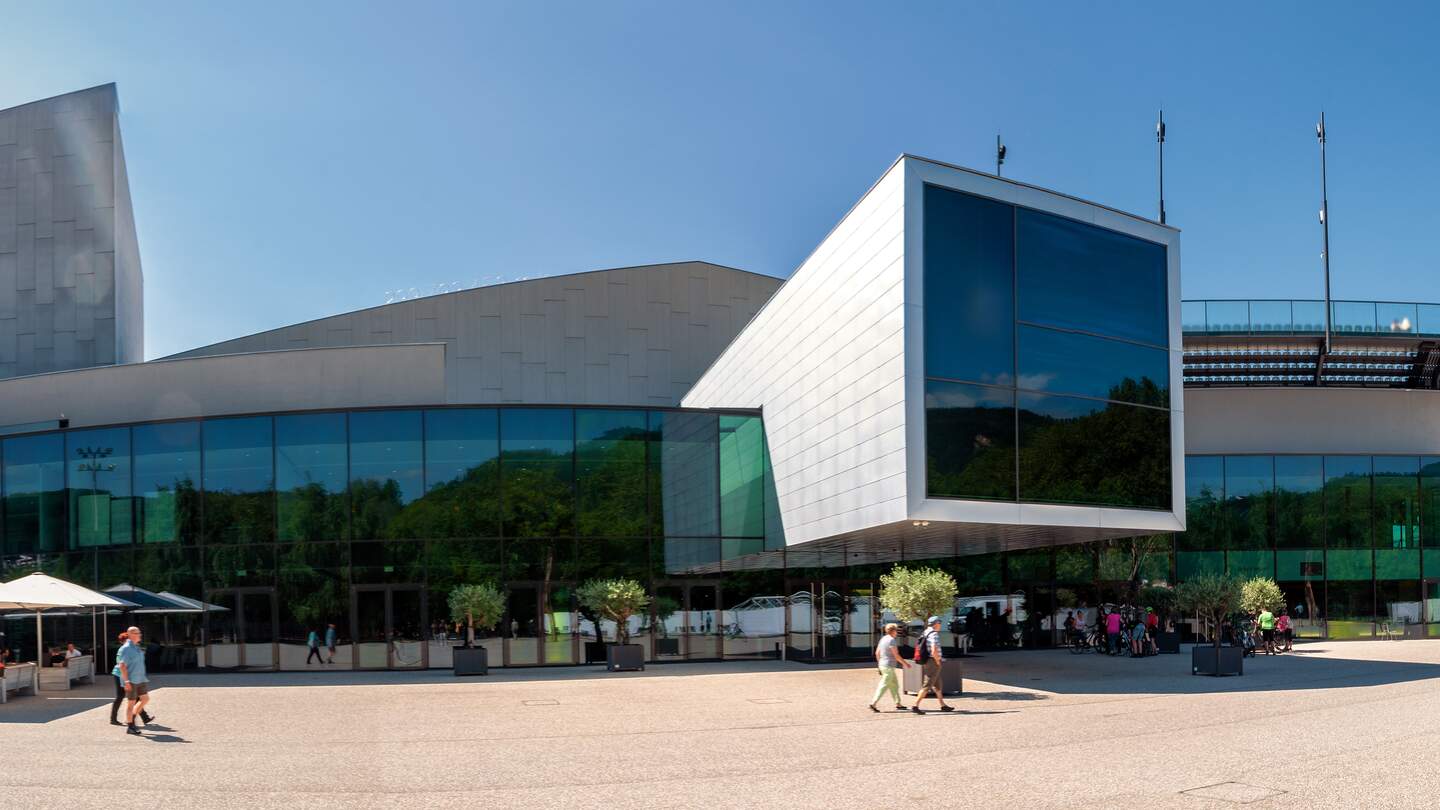 Panoramablick auf das Bregenzer Opernhaus, Österreich, die größte Bühne der Welt | © Gettyimages.com/FotoGablitz