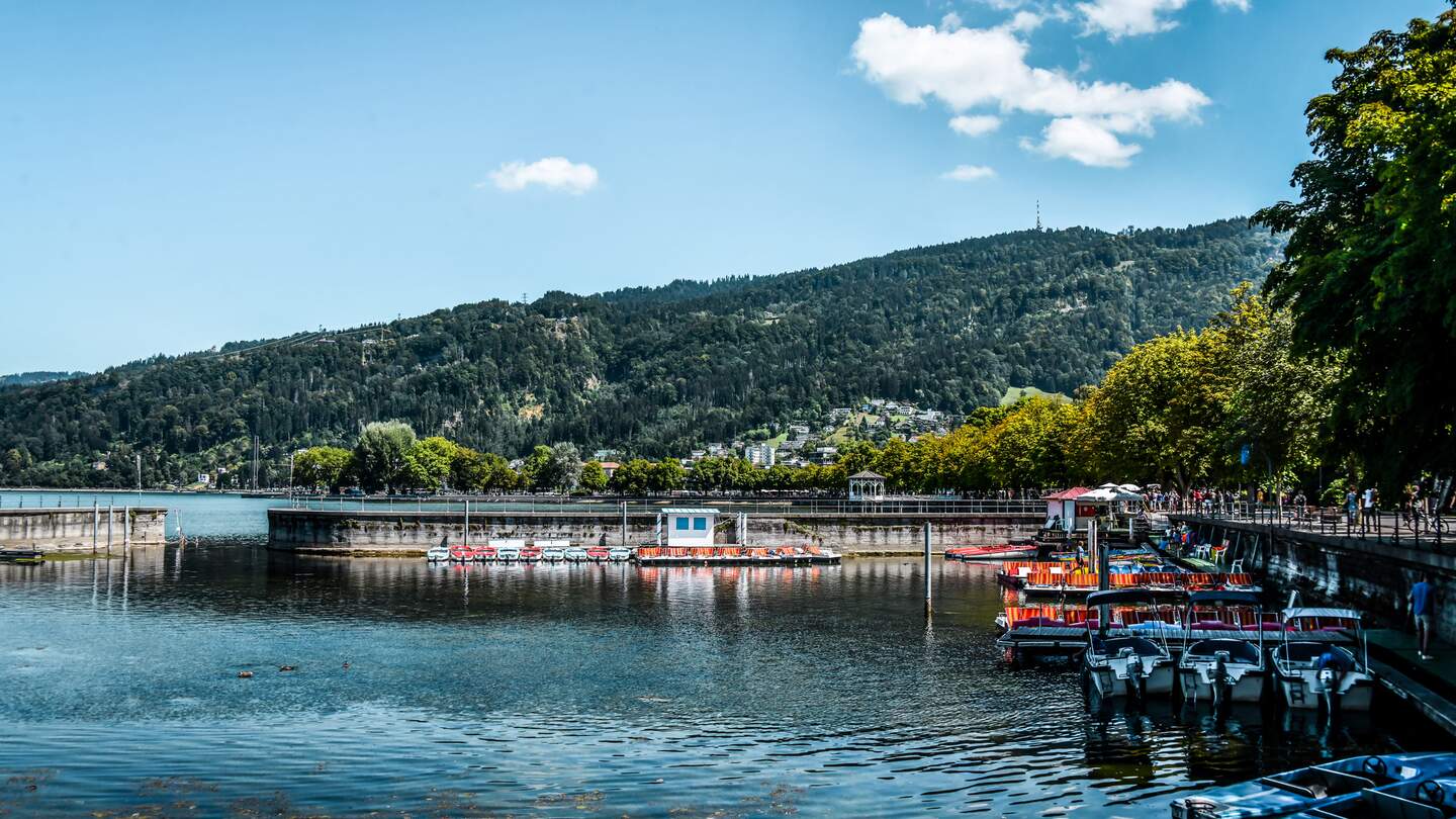 Wasserfahrzeuge auf der Bodenseemole in Bregenz, Oesterreich | © Gettyimages.com/AleksandarGeorgiev
