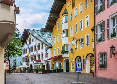 Die charmante Altstadt von Kitzbühel, bekannt für das legendäre Hahnenkamm-Rennen und das erstklassige Skigebiet der Kitzbüheler Alpen. | © Gettyimages.com/Borisb17