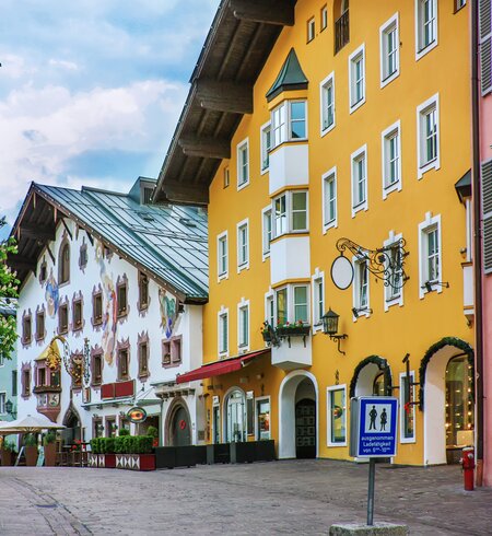 Die charmante Altstadt von Kitzbühel, bekannt für das legendäre Hahnenkamm-Rennen und das erstklassige Skigebiet der Kitzbüheler Alpen. | © Gettyimages.com/Borisb17