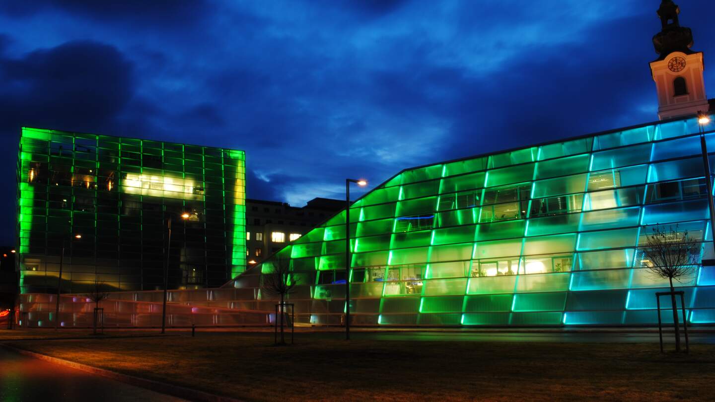 Beleuchtetes Ars Electronica Center Linz in der Nacht | © Gettyimages.com/StockImages_AT
