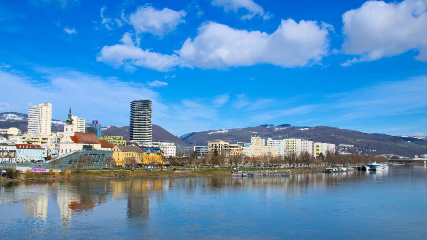 Blick auf die Stadt Linz in Oesterreich und die Donau | © Gettyimages.com/Olgers Avllazagaj