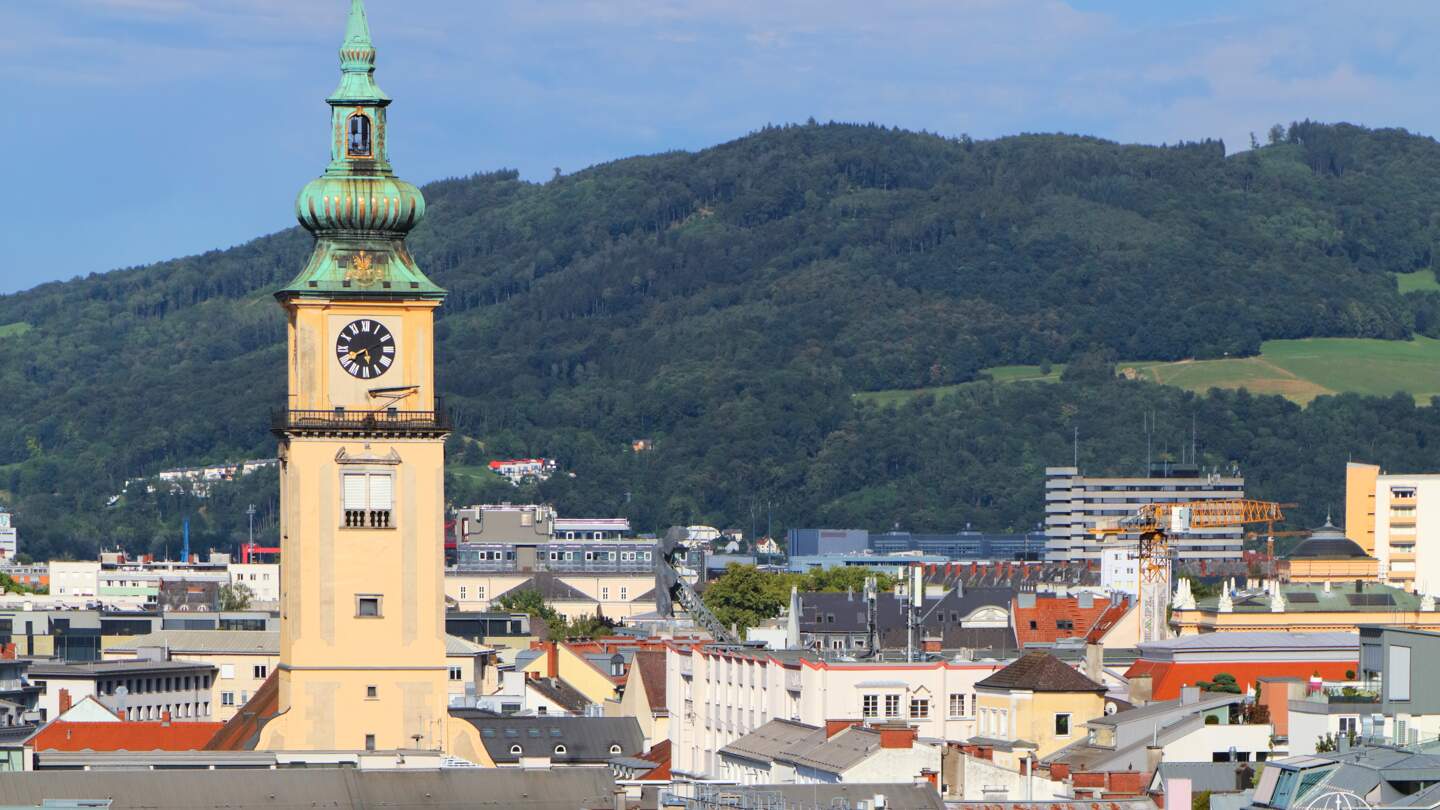 Blick auf die Stadt Linz in Oesterreich mit dem Landhausturm | © Gettyimages.com/tupungato