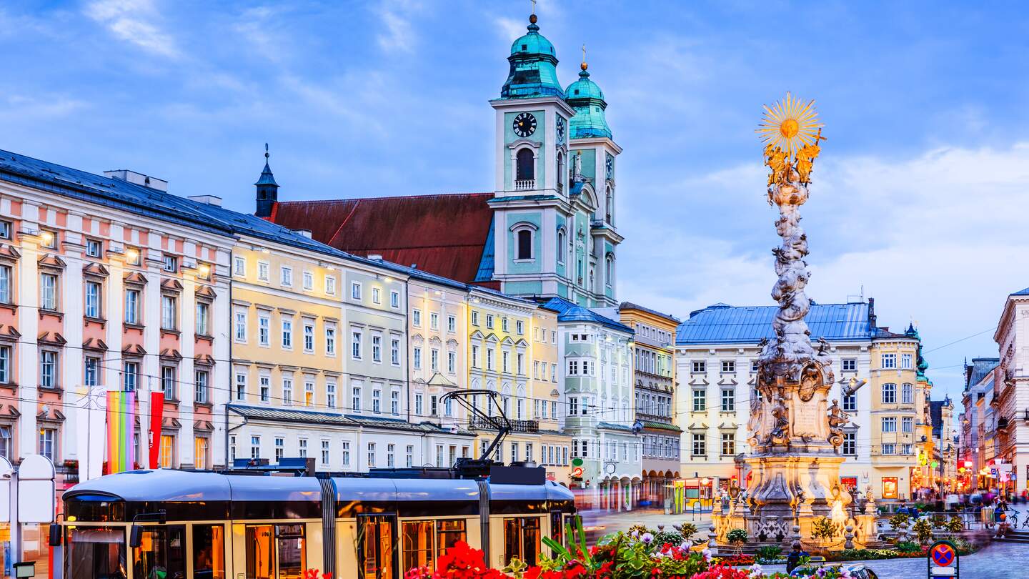 Hauptplatz mit Dreifaltigkeitssaeule und Ignatiuskirche in Linz | © Gettyimages.com/SCStock