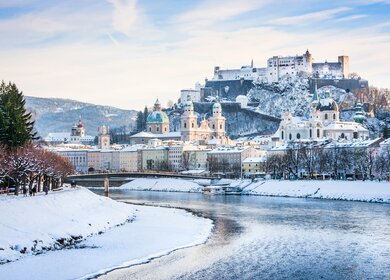 Historische Stadt Salzburg mit Salzach im Winter | © Gettyimages.com/bluejayphoto