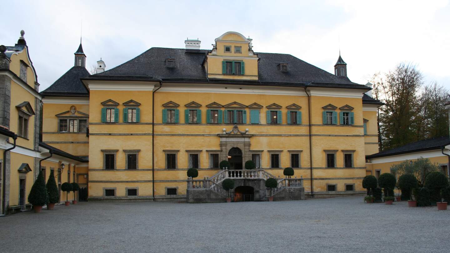 Das Schloss Hellbrunn mit Innenhof in Salzburg | © Gettyimages.com/rhump