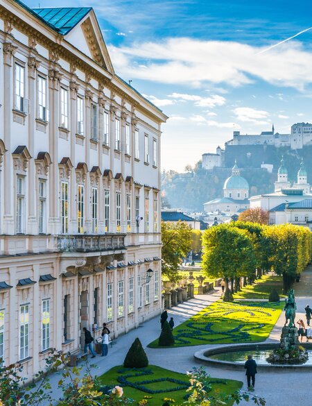 Die beruehmten Gaerten von Schloss Mirabell mit historischen Festung in Salzburg | © Gettyimages.com/bluejayphoto