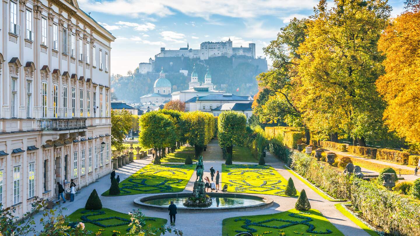Die beruehmten Gaerten von Schloss Mirabell mit historischen Festung in Salzburg | © Gettyimages.com/bluejayphoto
