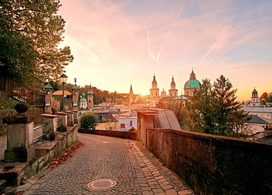Sonnenuntergang, Salzburg | © Gettyimages.com/Vladimir Vinogradov Wunderschoener Sonnenuntergang, Blick auf den Salzburger Dom am Residenzplatz | © Gettyimages.com/Vladimir Vinogradov