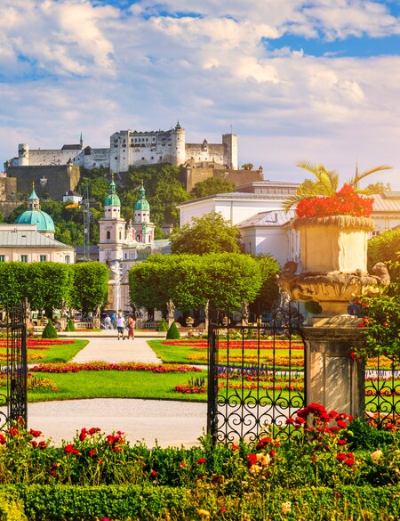 Schoene Aussicht auf die beruehmten Mirabellgaerten mit der alten historischen Festung Hohensalzburg im Hintergrund in Salzburg | © gettyimages.com/DaLiu