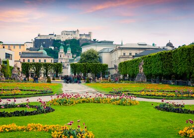 Abends Blick auf Salzburger Dom und alte historische Festung Hohensalzburg von Mirabell Garten  | © gettyimages.com/Andrew_Mayovskyy