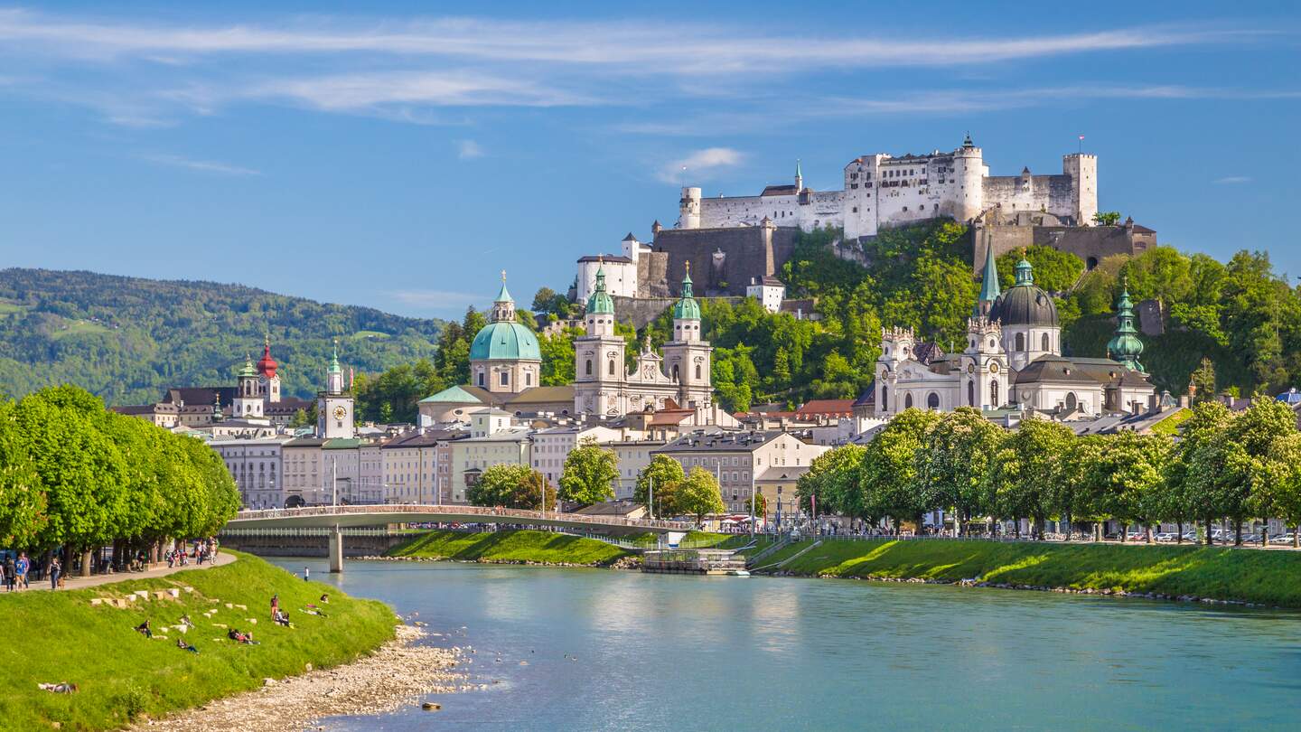  Aussicht auf die Salzburger Skyline mit Festung Hohensalzburg und Salzach  | © gettyimages.com/bluejayphoto