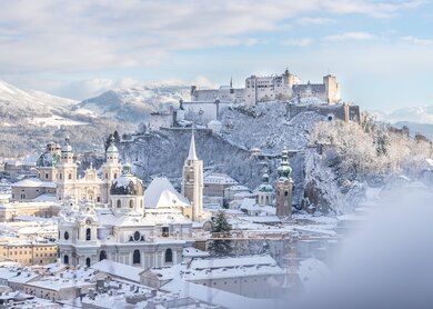 Salzburger Altstadt und Festung im Winter, schneereier sonniger Tag | © gettyimages.com/PatrickDaxenbichler