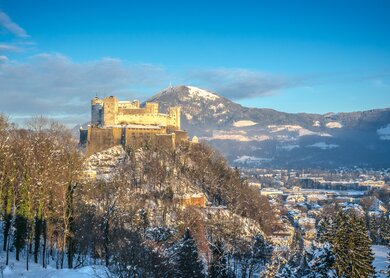 Beruehmte Festung Hohensalzburg bei Sonnenuntergang im winter, Salzburg. | © gettyimages.com/bluejayphoto