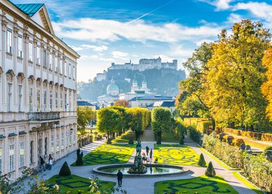 Die schönen Mirabell-Gärten mit dem Schloss Hohensalzburg im Hintergrund in Salzburg | © Gettyimages.com/bluejayphoto