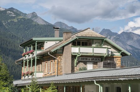 Alter Bahnhof in St.Anton, Österreich | © GettyImages.com/CAHKT