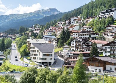 St. Anton am Arlberg in Österreich | © GettyImages.com/CAHKT