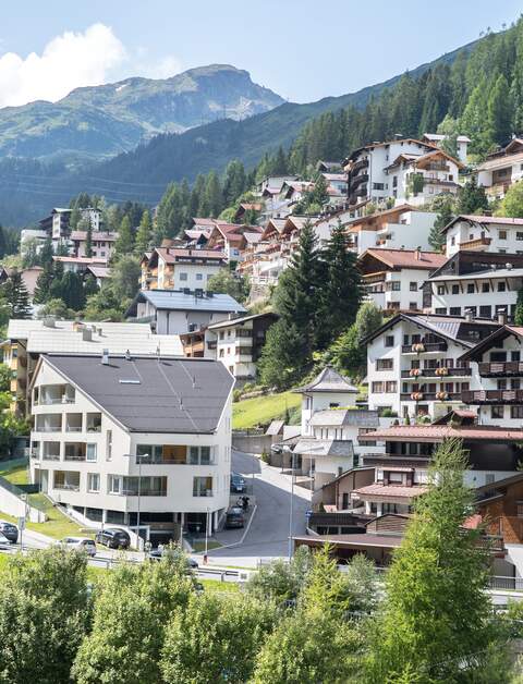 St. Anton am Arlberg in Österreich | © GettyImages.com/CAHKT