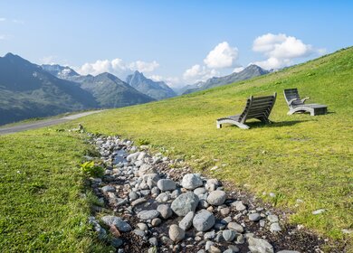 Idyllische Sommerlandschaft in den österreichischen Alpen, St. Anton, Tirol | © GettyImages.com/	CAHKT