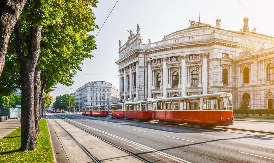 Wiener Ringstrasse, Burgtheater und Strassenbahn bei Sonnenaufgang | © Gettyimages.com/bluejayphoto