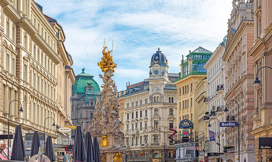Grabenstrasse und Pestsaeule im Zentrum von Wien bei schoenem Wetter | © Gettyimages.com/Vladislav Zolotov