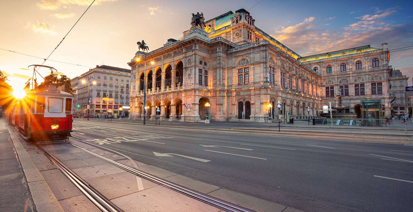 die Wiener Staatsoper, ein praechtiges Gebaeude im neorenaissance Stil, beleuchtet von der tiefstehenden Sonne.  | © gettyimages.com/Rudolf Balasko