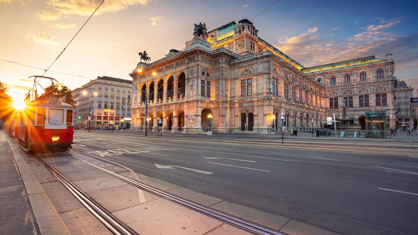 die Wiener Staatsoper, ein praechtiges Gebaeude im neorenaissance Stil, beleuchtet von der tiefstehenden Sonne.  | © gettyimages.com/Rudolf Balasko