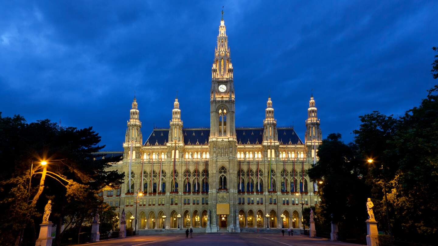 Das beleuchtete Rathaus von Wien am Abend  | © GettyImages.com/Lenorlux