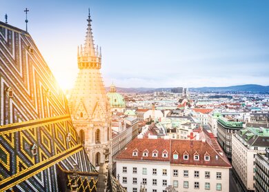 Blick vom Dach des Stephansdom auf die Skyline der Stadt Wien bei Sonnenschein | © Gettyimages.com/bluejayphoto