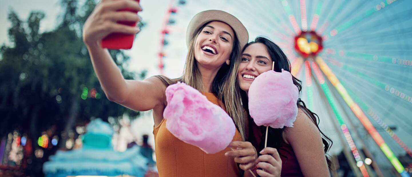 Zwei Frauen machen ein Foto von sich vor dem Riesenrad in Wien | © Gettyimages.com/praetorianphoto