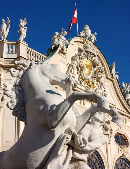 Statue vor dem Schloss Belvedere in Wien, Oesterreich | © Gettyimages.com/Valeria73