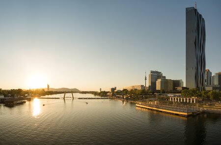 Panorama der Donau und der Donauinsel in Wien bei Sonnenuntergang | © Gettyimages.com/altmodern