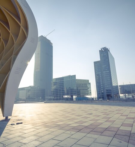 Wolkenkratzer in der Donaustadt in Wien bei sonnigem Wetter | © Gettyimages.com/altmodern