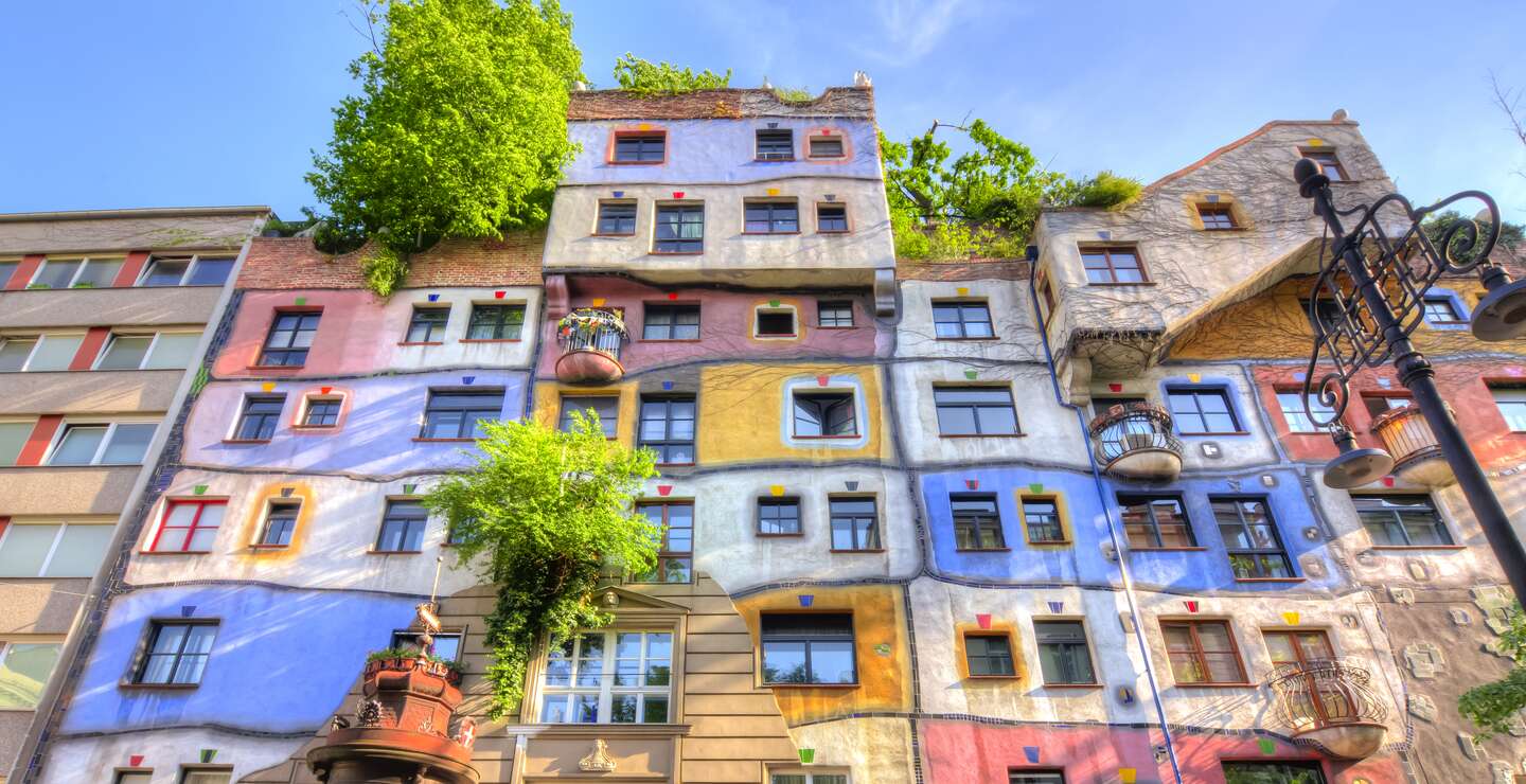 Hunderwasserhaus in Wien an einem sonnigen Tag | © Gettyimages.com/Vladislav Zolotov