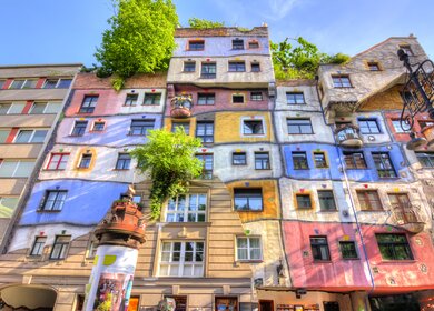 Hunderwasserhaus in Wien | © Gettyimages.com/Vladislav Zolotov Hunderwasserhaus in Wien an einem sonnigen Tag | © Gettyimages.com/Vladislav Zolotov