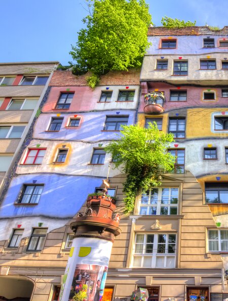 Hunderwasserhaus in Wien an einem sonnigen Tag | © Gettyimages.com/Vladislav Zolotov