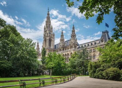 Park in Wien mit Blick auf das Rathaus an einem Sommertag | © Gettyimages.com/Trifonov_Evgeniy
