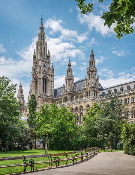 Park in Wien mit Blick auf das Rathaus an einem Sommertag | © Gettyimages.com/Trifonov_Evgeniy