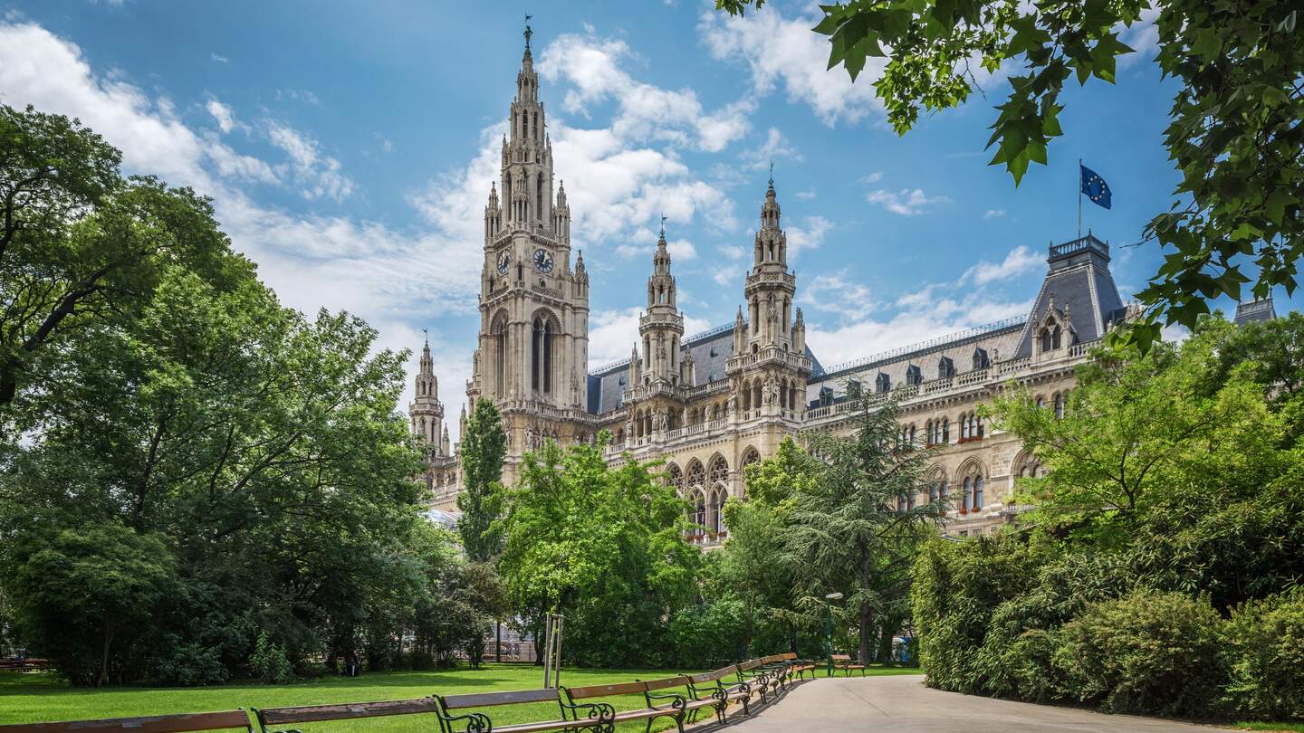 Park in Wien mit Blick auf das Rathaus an einem Sommertag | © Gettyimages.com/Trifonov_Evgeniy