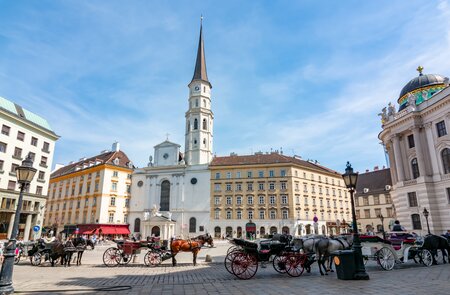 Pferdekutschen auf dem St. Michael Platz (Michaelerplatz), Wien | © Gettyimages.com/Vladislav Zolotov