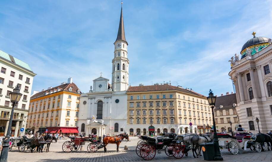 Pferdekutschen auf dem St. Michael Platz (Michaelerplatz), Wien | © Gettyimages.com/Vladislav Zolotov