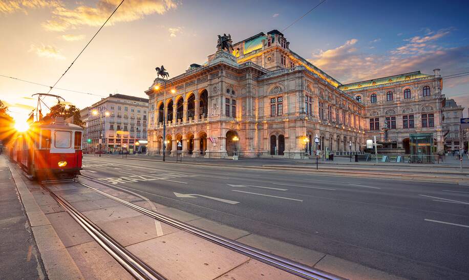 die Wiener Staatsoper, ein praechtiges Gebaeude im neorenaissance Stil, beleuchtet von der tiefstehenden Sonne.  | © gettyimages.com/Rudolf Balasko rudi1976@gmail.com