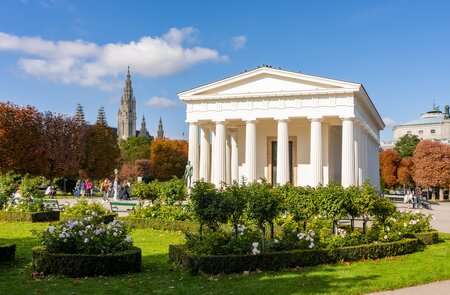 Tempel des Theseus im Volksgarten mit Rathaus im Hintergrund, Wien, Oesterreich  | © Gettyimages.com/Vladislav Zolotov