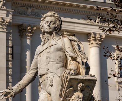  Oberkörper Detailansicht des Denkmals vom Komponisten Wolfgang Madeus Mozart im Burggarten von Wien | © GettyImages.com/Vladislav Zolotov