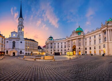 Panorama Ansicht auf den Michaelerplatz in Wien bei Dämmerung | © GettyImgaes/RudyBalasko