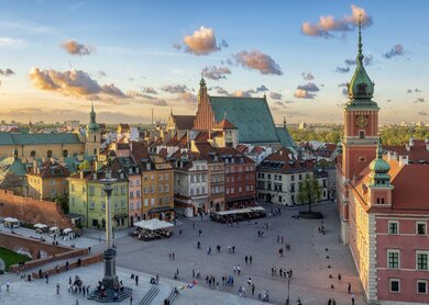 Warschauer Koenigsschloss und Sigismundsaeule Kolumna Zygmunta in der Altstadt bei Sonnenuntergang | © Gettyimages.com/MikeMareen